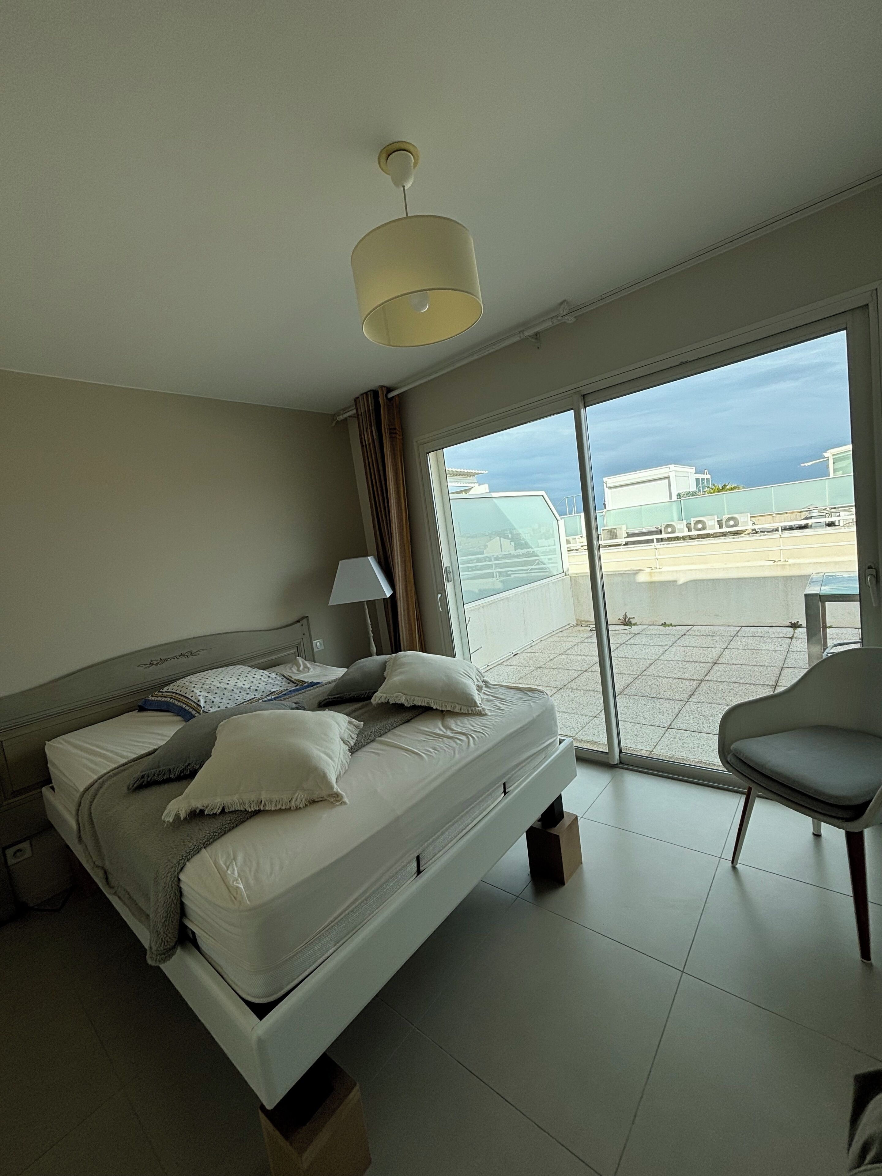 3 slaapkamers, een bureau, een strijkplank/strijkijzer, reisbedje