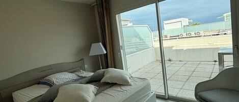 3 habitaciones, escritorio y tabla de planchar con plancha