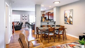 Un apartamento moderno con comedor, cocina y sala de estar.