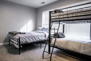 4 bedrooms, iron/ironing board, free WiFi, bed sheets