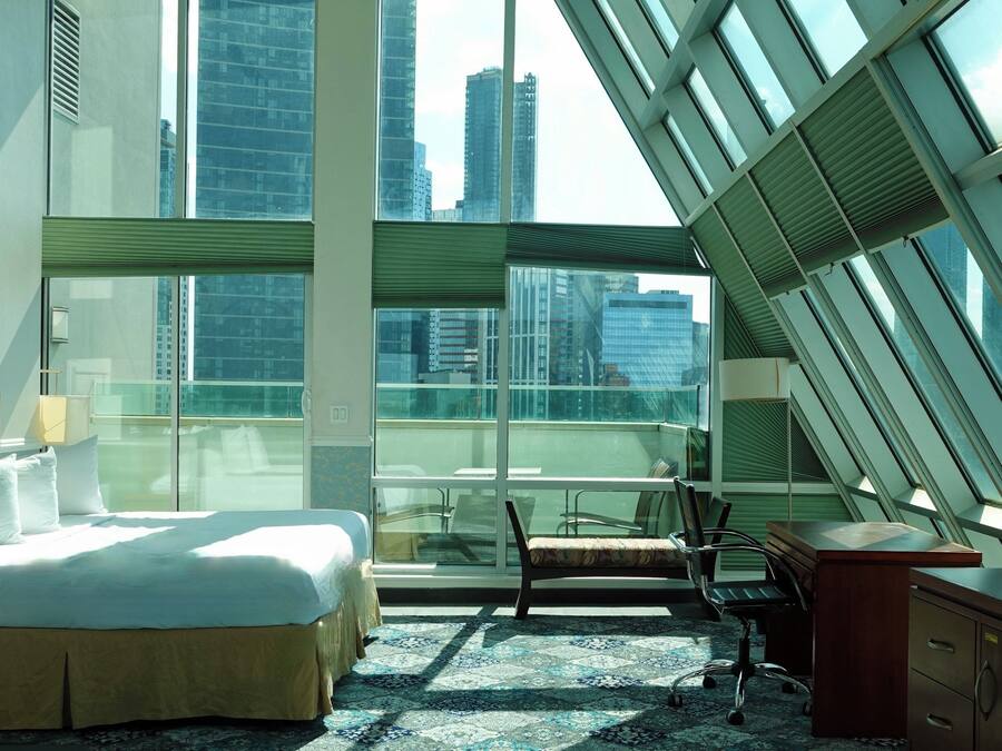 جناح سوبيريور - سرير ملكي - بشرفة (King Feature Premium View) | مكتب ومساحة عمل للكمبيوتر المحمول ومكواة/لوح كي وواي فاي مجانًا