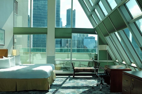 Manhattan Suite | Desk, laptop workspace, iron/ironing board, free WiFi