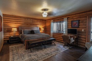 3 bedrooms, desk, iron/ironing board, travel cot