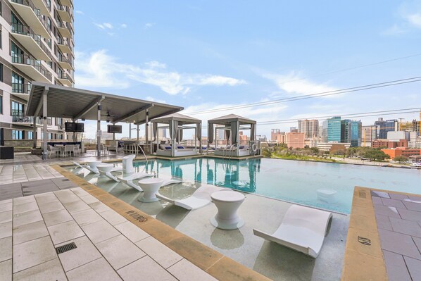 Indoor pool - The Modern Echelon High-Rise in Med Center (Houston)
