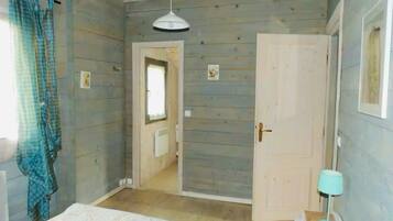 3 bedrooms, travel crib, internet, bed sheets