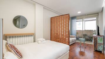 Een strijkplank/strijkijzer, gratis wifi, beddengoed