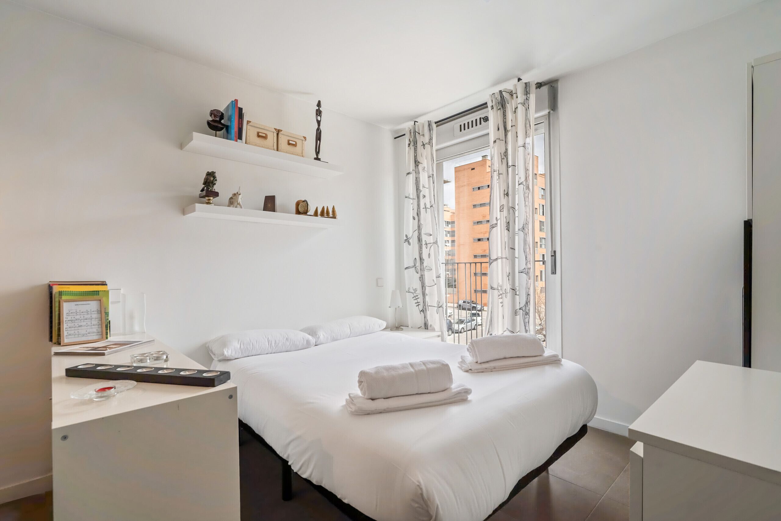 アイロン / アイロン台、WiFi (無料)、ベッドシーツ