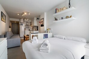 1 slaapkamer, een strijkplank/strijkijzer, gratis wifi, beddengoed