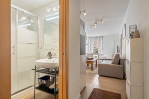 Een douche, een haardroger, handdoeken