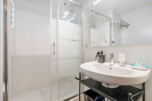 Ducha, secador de pelo, toallas