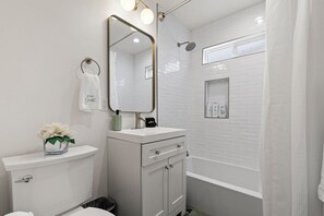 Hiustenkuivaaja, pyyhkeet, saippua, vessapaperi