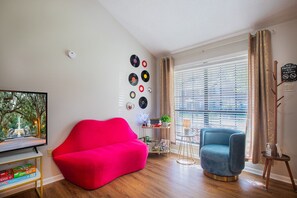 TV connectée, cheminée, livres