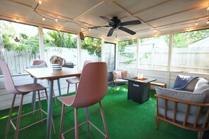 Outdoor dining - Designer 3-bedroom house: sauna,photo zones, sunroom, fire table,fenced backyard (Savannah)