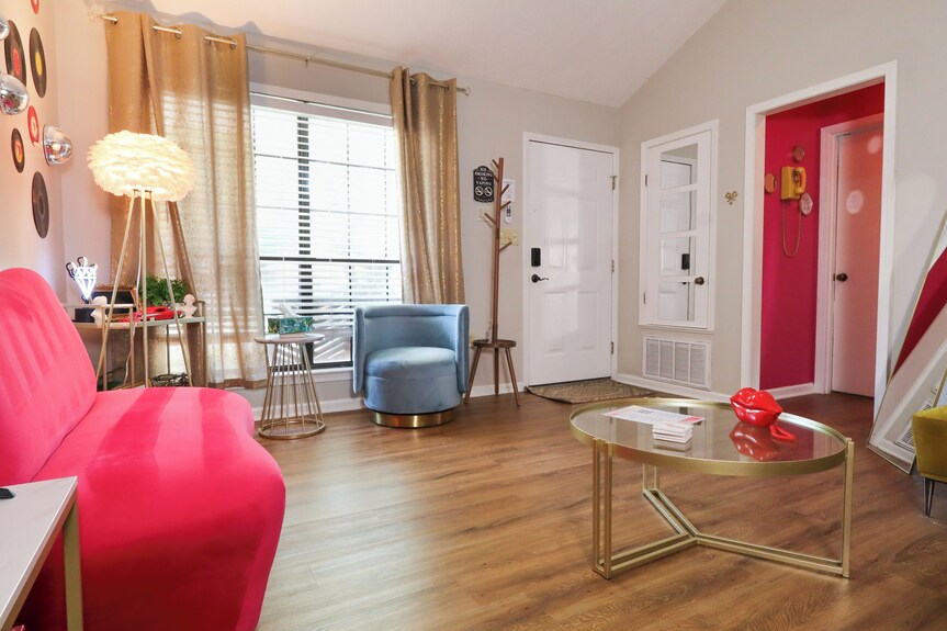 Designer 3-bedroom House: Sauna,photo Zones, Sunroom, Fire Table,fenced Backyard - Savannah, GA
