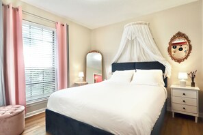 3 bedrooms, desk, iron/ironing board, free WiFi - Designer 3-bedroom house: sauna,photo zones, sunroom, fire table,fenced backyard (Savannah)