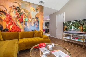 Smart TV, chimenea y libros