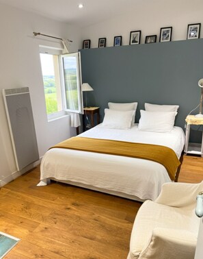 4 makuuhuonetta, työpöytä, silitysrauta/-lauta, vauvan matkasänky