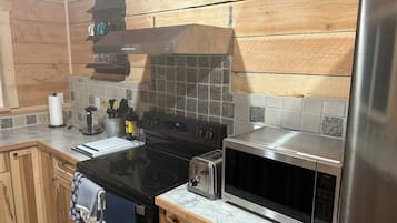 Een microgolfoven, een oven, een kookplaat