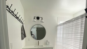 تجهيزات دش، مناشف، صابون، ورق حمّام