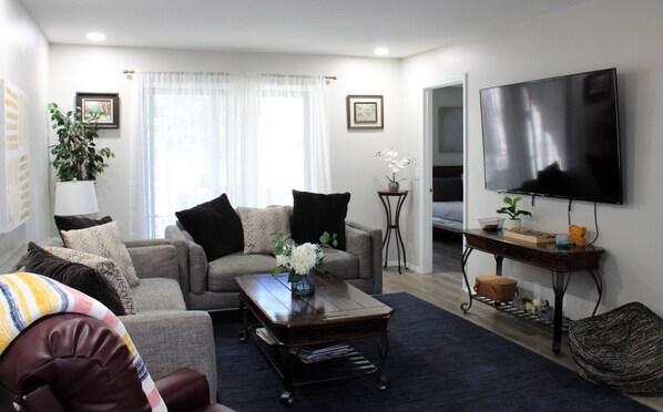 TV - Cute and Cozy Townhome near Lake Desoto (Hot Springs Village)