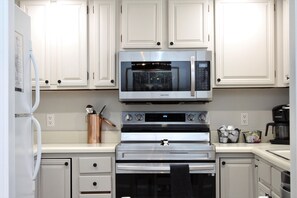 Fridge, microwave, oven, stovetop - Cute and Cozy Townhome near Lake Desoto (Hot Springs Village)