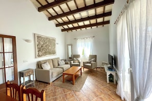 Fernseher, Tischtennisplatte, Bücher