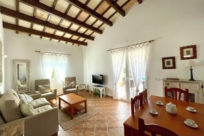 Fernseher, Tischtennisplatte, Bücher