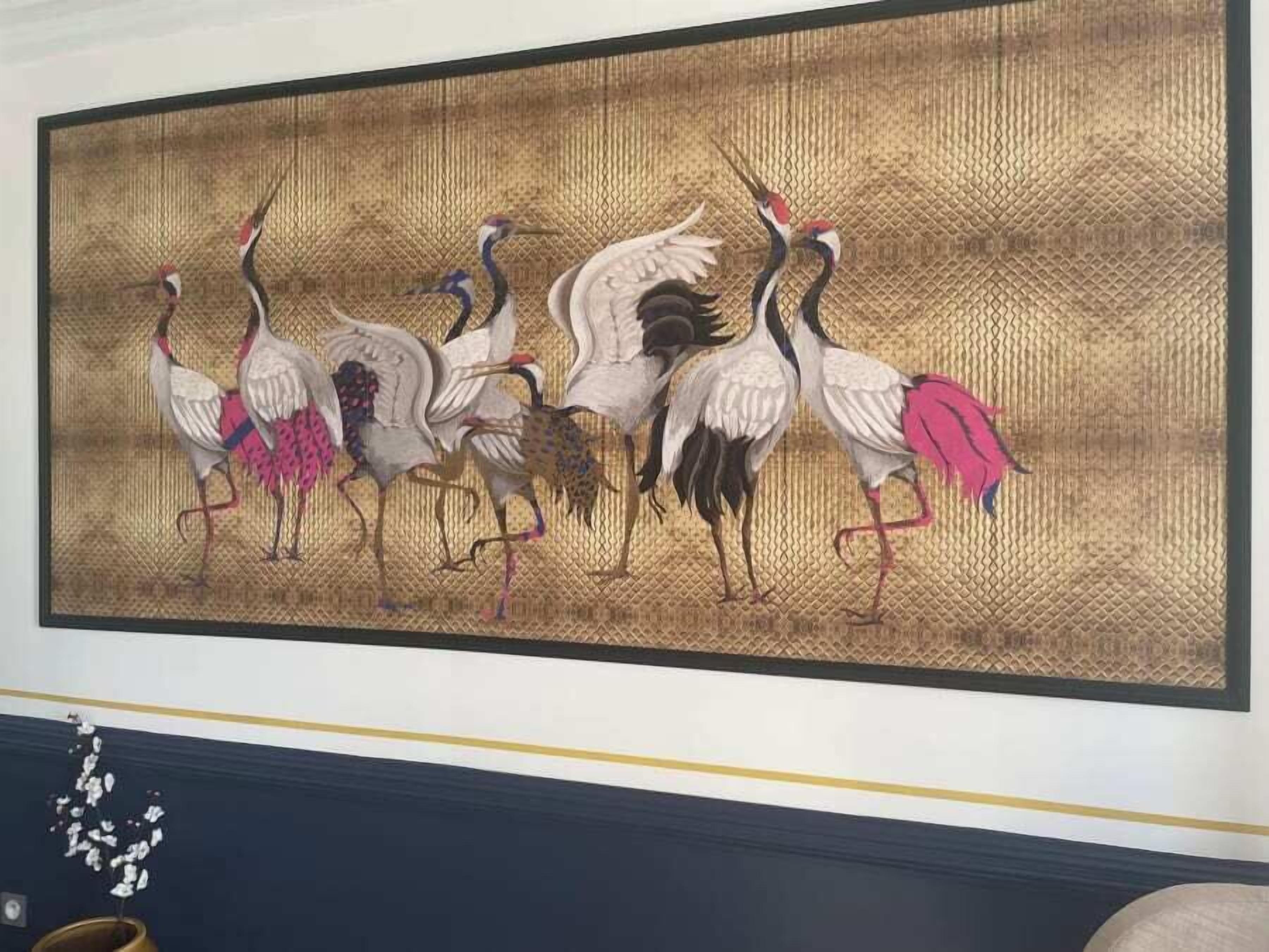 Una obra de arte de gran tamaño con textura que muestra aves estilizadas en vuelo.