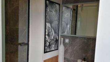 Een douche, een haardroger, handdoeken, zeep