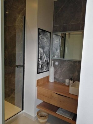 Dusche, Haartrockner, HandtĂŒcher, Seife