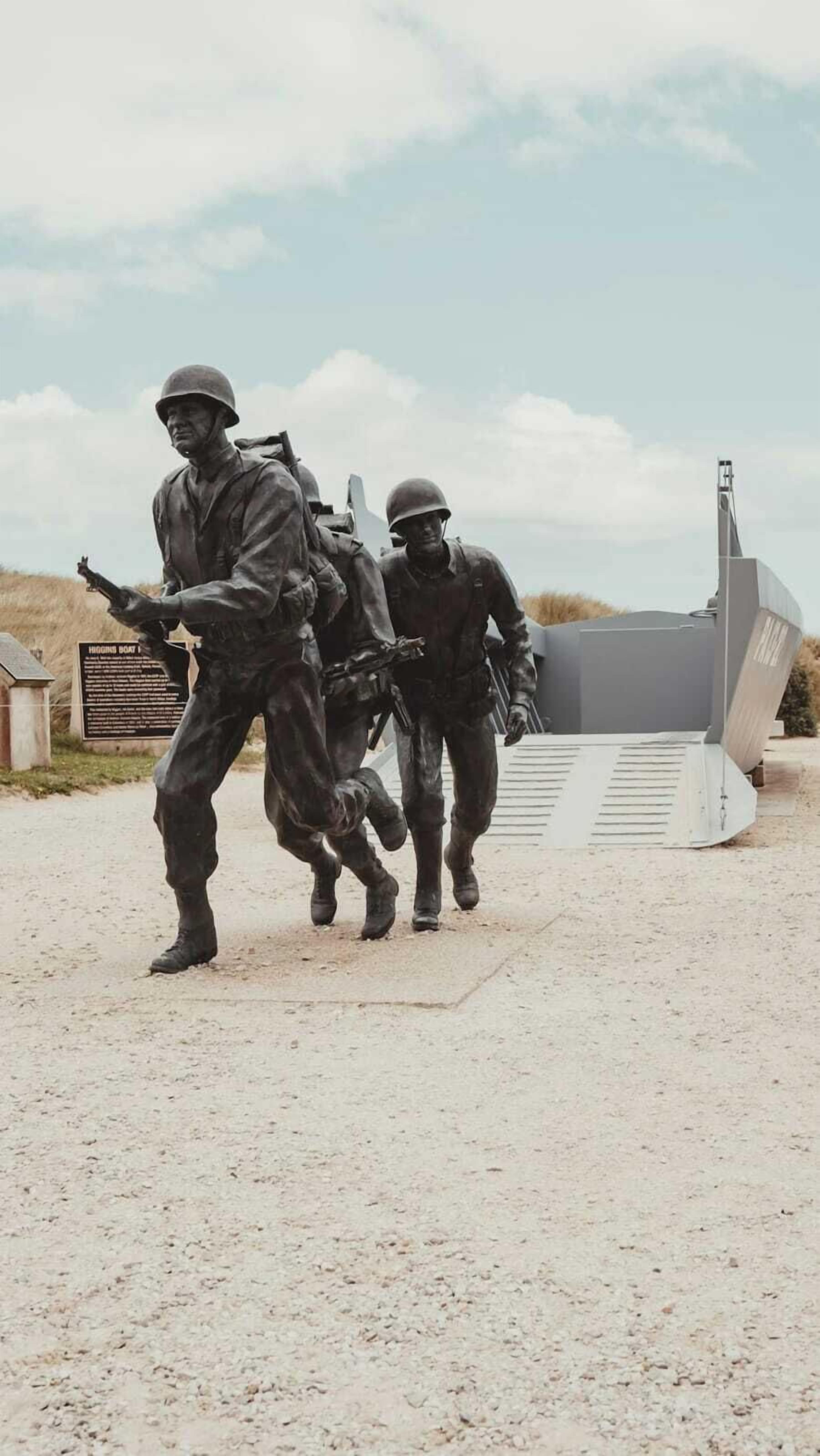 Une statue de soldats en uniforme militaire.