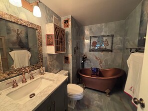 Douche, sĂšche-cheveux, serviettes fournies, savon