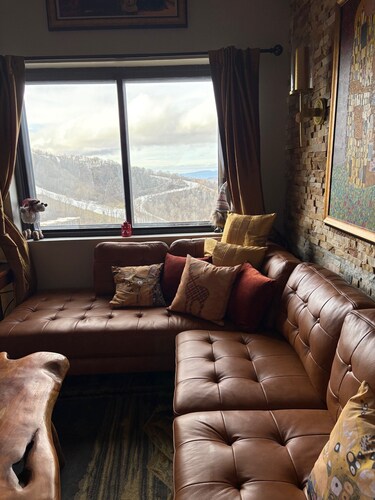 Charming 2-Bedroom Condo at the Breathtaking Sugar Top Mountain Resort