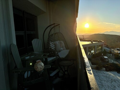 Charming 2-Bedroom Condo at the Breathtaking Sugar Top Mountain Resort