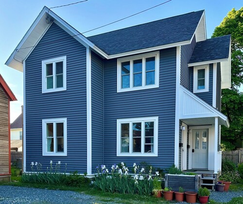  In-Town Bar Harbor, One Bedroom, Huckleberry Suit
