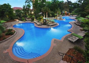 Una piscina cubierta, una piscina al aire libre
