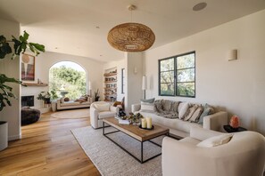 Smart TV, fireplace, books, stereo