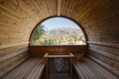 Ojai Luxury 6.5 miles to Ojai, Pool, Spa,Yoga Dome, Pickle Ball, Magical Gardens