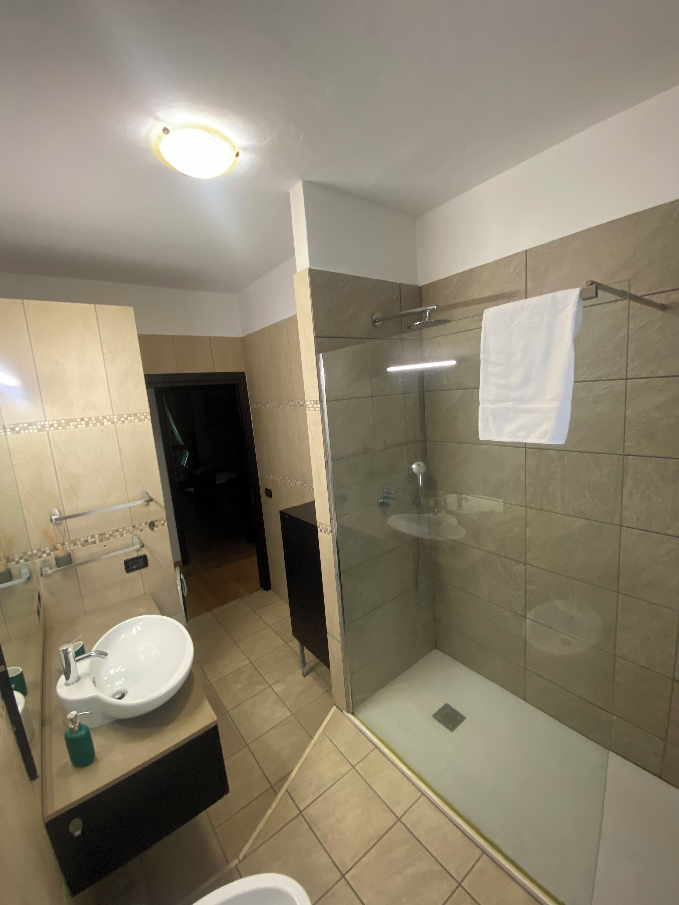 Doccia, asciugacapelli, bidet, asciugamani