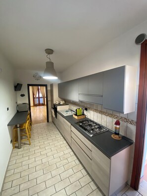 Køleskab, mikrobølgeovn, ovn, kogeplade