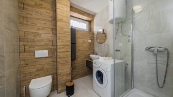 Appartement, uitzicht op zee | Badkamer | Een douche, een haardroger, handdoeken, zeep