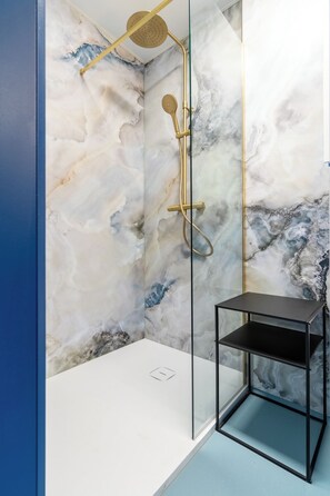 淋浴设施、吹风机、毛巾、肥皂