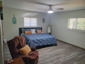 4 bedrooms, iron/ironing board, WiFi, bed sheets - Spacious 4/2 home perfect for families/groups that sleeps up to 11 people. (Corpus Christi)
