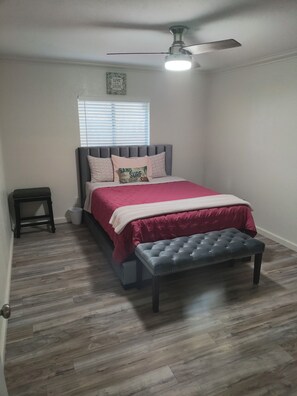 4 bedrooms, iron/ironing board, WiFi, bed sheets