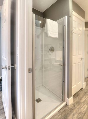 Shower, jetted bath, towels - Beachfront Balcony Condo with Jetted Tub (Traverse City)