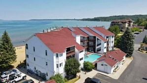 Ein mehrstöckiges Hotel mit Schwimmbad in der Nähe eines Gewässers.