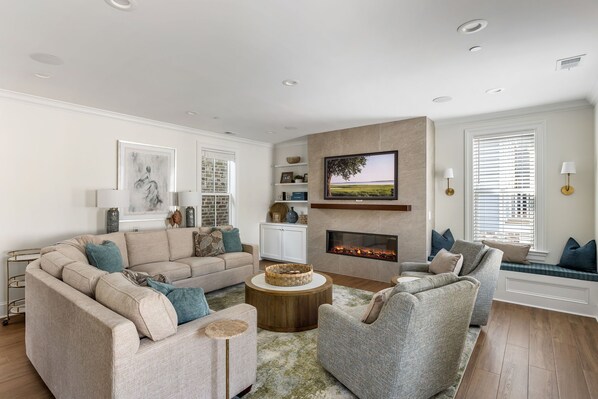 Smart TV, chimenea y biblioteca musical 