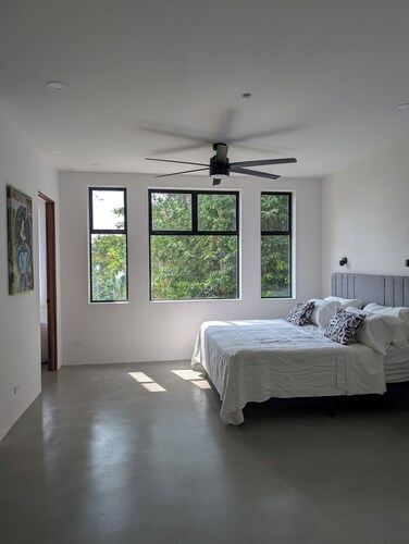 Ocean views breezes.   6-bedroom, 6-bath Spacious house with large patios. Osa.