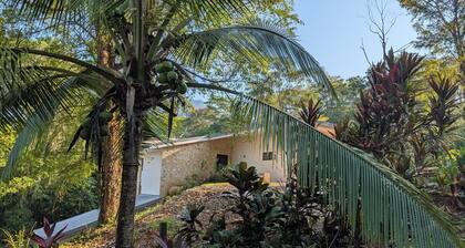Ocean views breezes. 6-bedroom, 6-bath Spacious house with large patios.