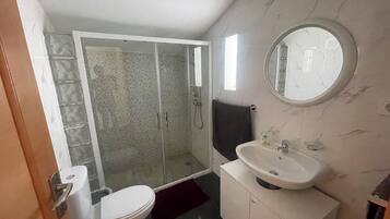 Secador de pelo, toallas, jabón y papel higiénico